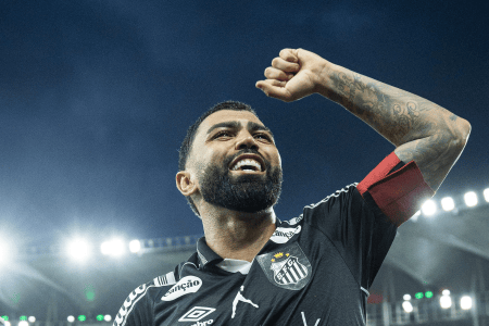 Gabigol, ídolo do Flamengo, que pertence ao Cruzeiro e joga no Santos