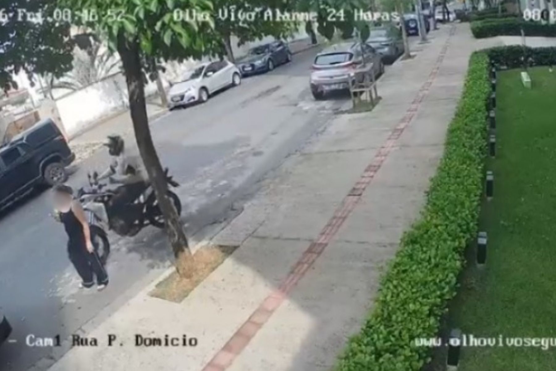 Vídeo: mulher tem iPhone 17 Pro Max furtado por motociclista na Pampulha, em BH