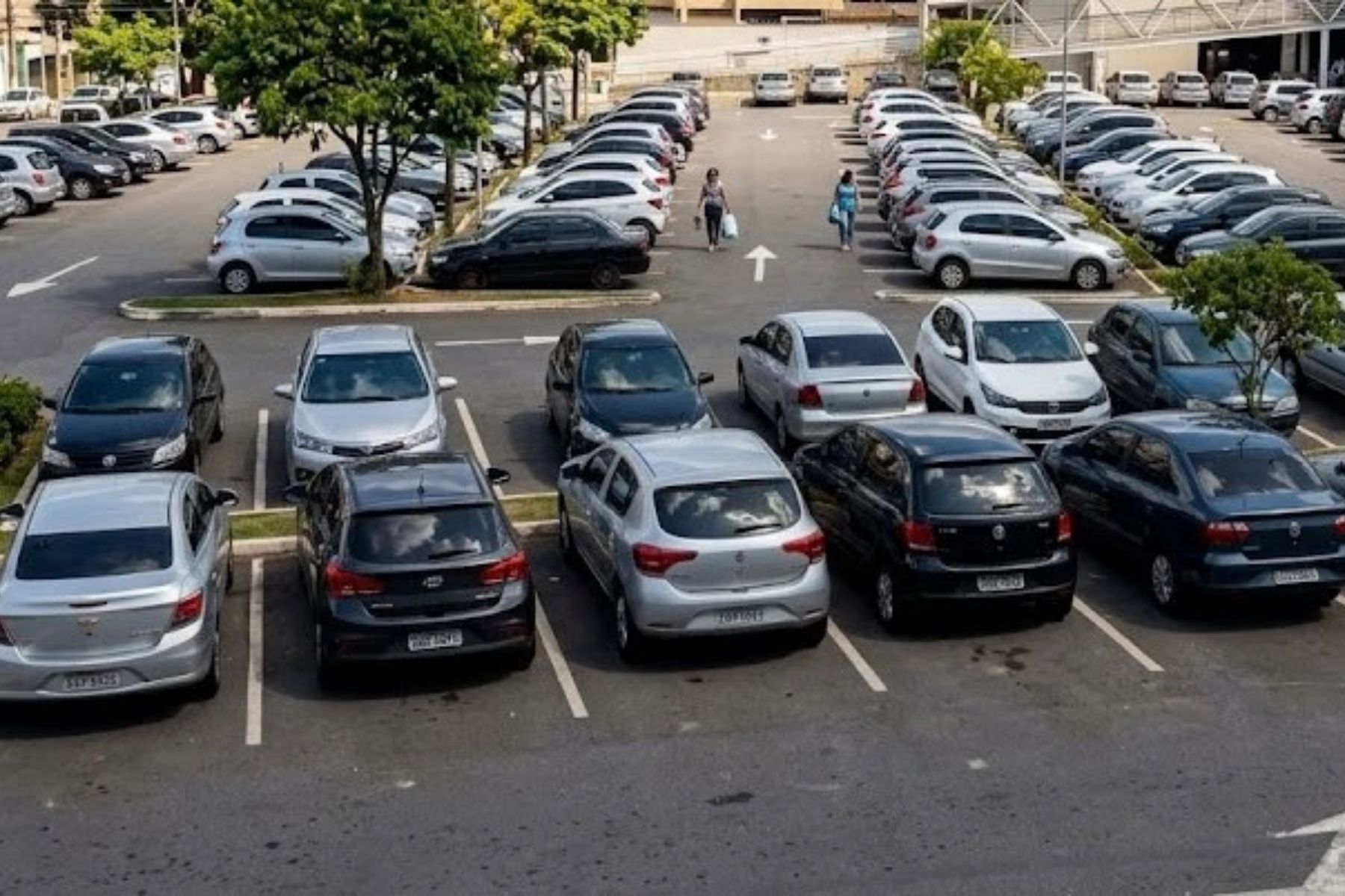 Herdeiros encontram vizinho usando terreno da família como estacionamento irregular