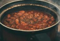 Cozinheiros experientes afirmam: para o feijão cozinhar por igual na pressão, não coloque direto na panela
