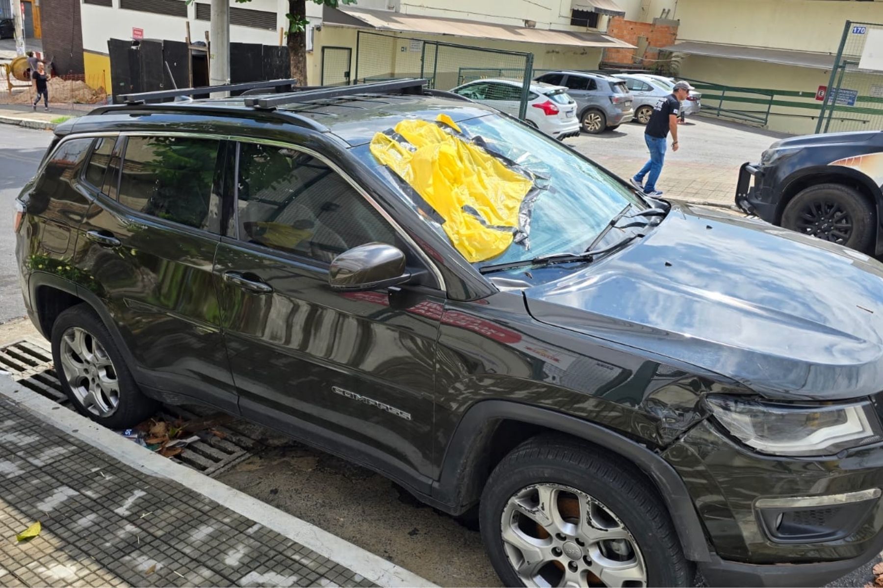 Suspeito quebra para-brisa e incendeia Jeep Compass na Pampulha, em BH