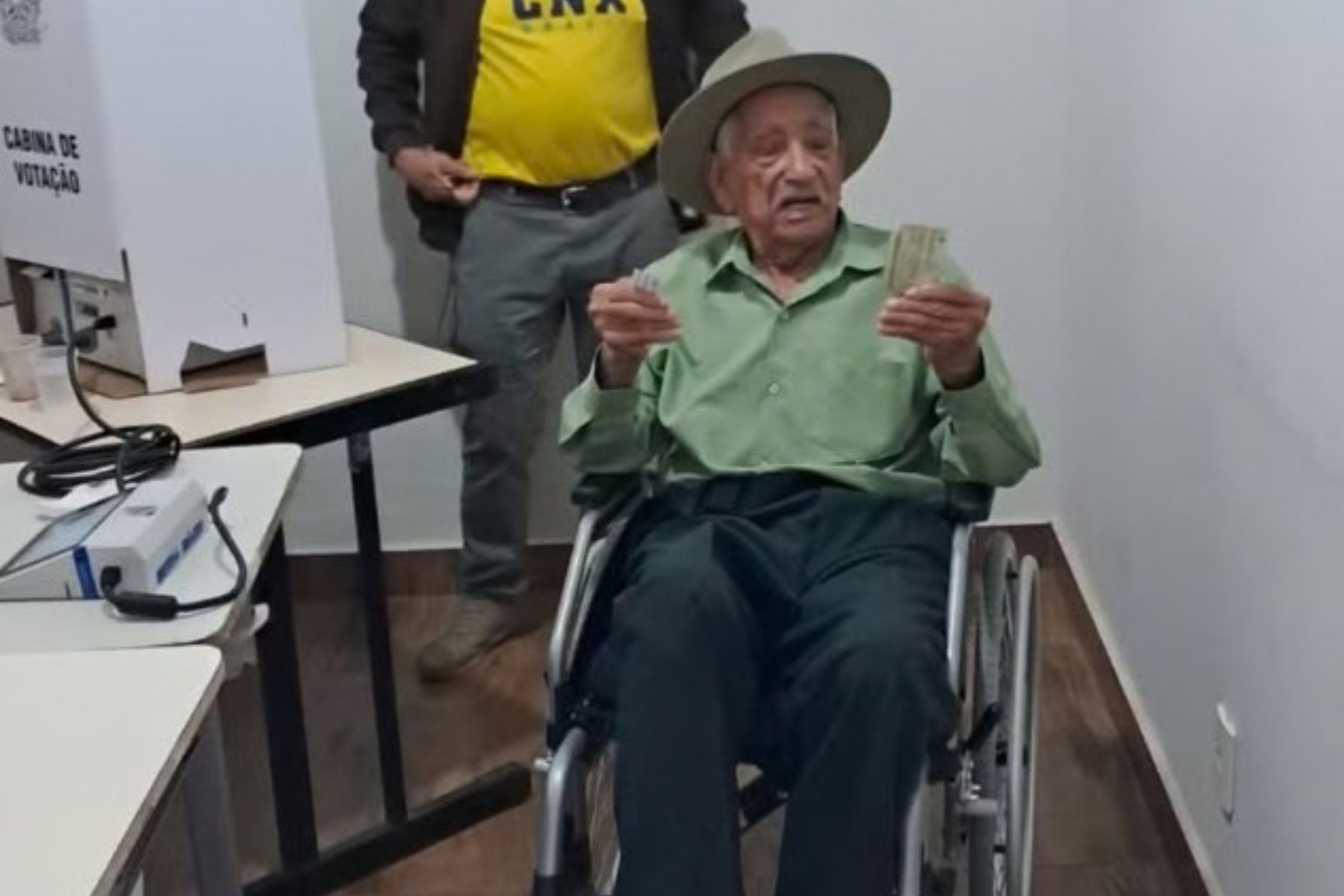 Exemplo de cidadania: aos 107 anos, eleitor percorre 70 km para votar em Piau-MG