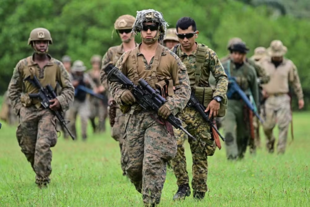 Militares panamenhos e americanos participam de um treinamento de manobras de sobrevivência liderado pelo Exército dos EUA, em 2 de dezembro de 2025