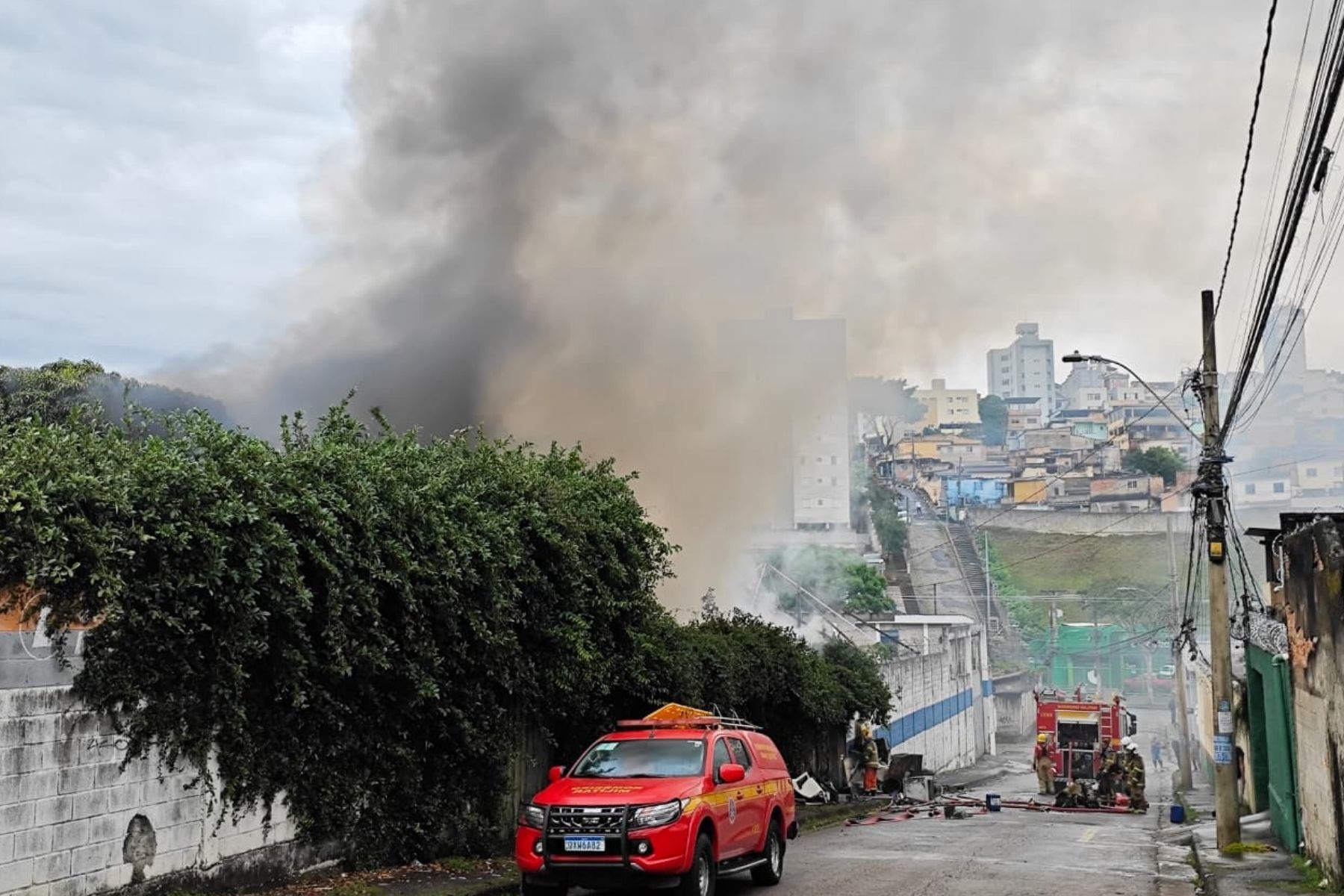 Incêndio atinge galpão de materiais recicláveis na Região Oeste de BH