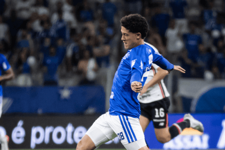 Felipe Morais em ação pelo Cruzeiro contra o São Paulo no Mineirão