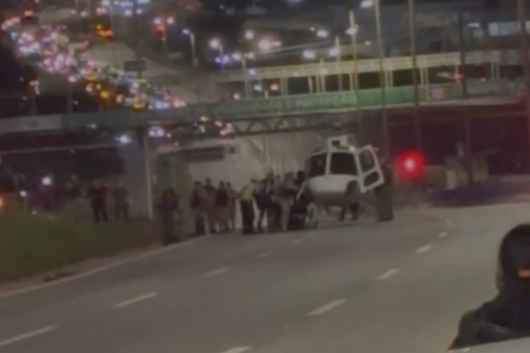 Militar fica ferido em acidente com motos após perseguição no Anel Rodoviário, em BH