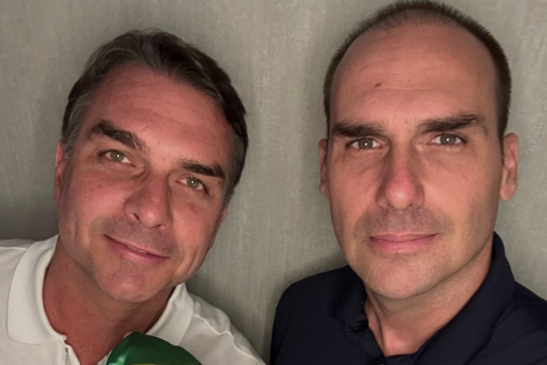 Condenado pelo STF, Eduardo Bolsonaro posta foto com Flávio: 'Não desistiremos do Brasil'