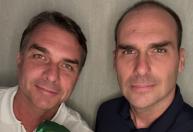 Condenado pelo STF, Eduardo Bolsonaro posta foto com Flávio: 'Não desistiremos do Brasil'