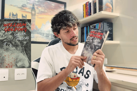 Gustavo Scarpa, meia do Atlético, em resenha de livros no seu canal do YouTube