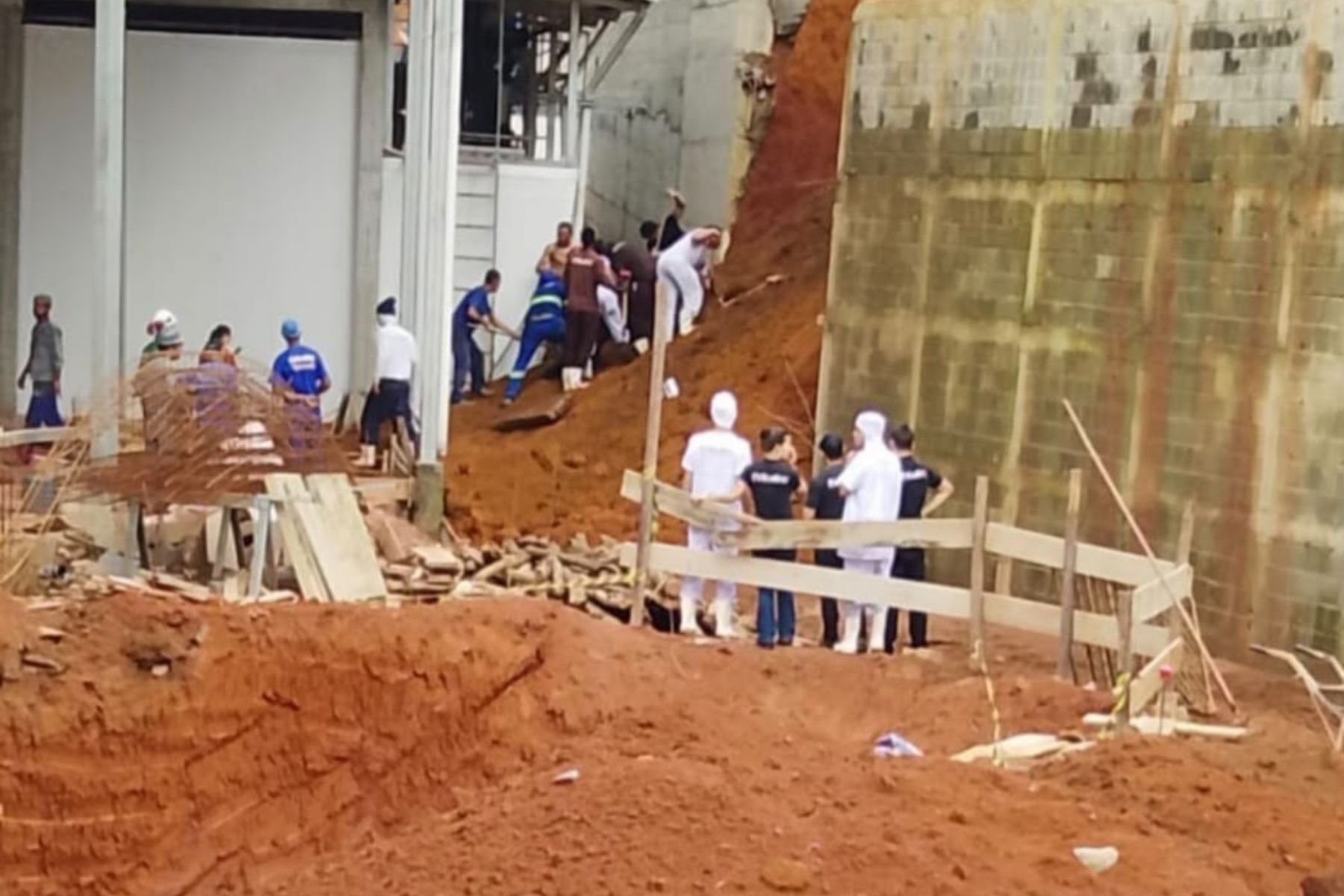 Trabalhadores são soterrados durante escavação na Zona da Mata