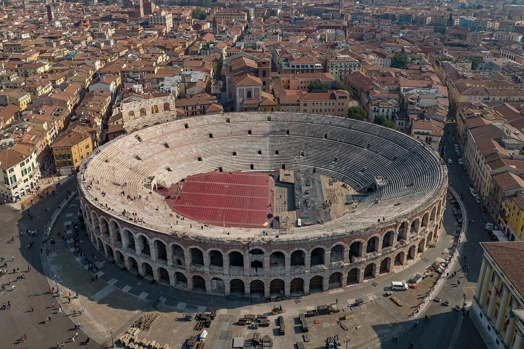 A cidade italiana que abriga uma arena mais antiga que o Coliseu de Roma