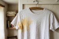 Como remover manchas amarelas de suor em camisas brancas e evitar o problema