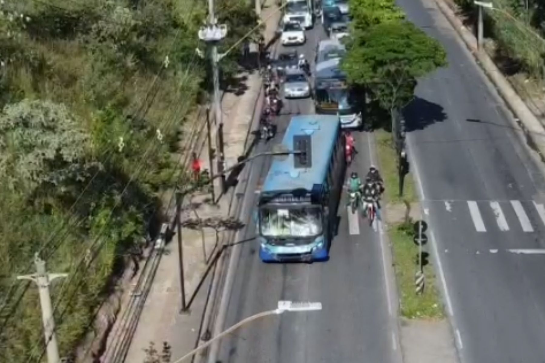 Acidente entre ônibus e carreta deixa ao menos 12 feridos em BH