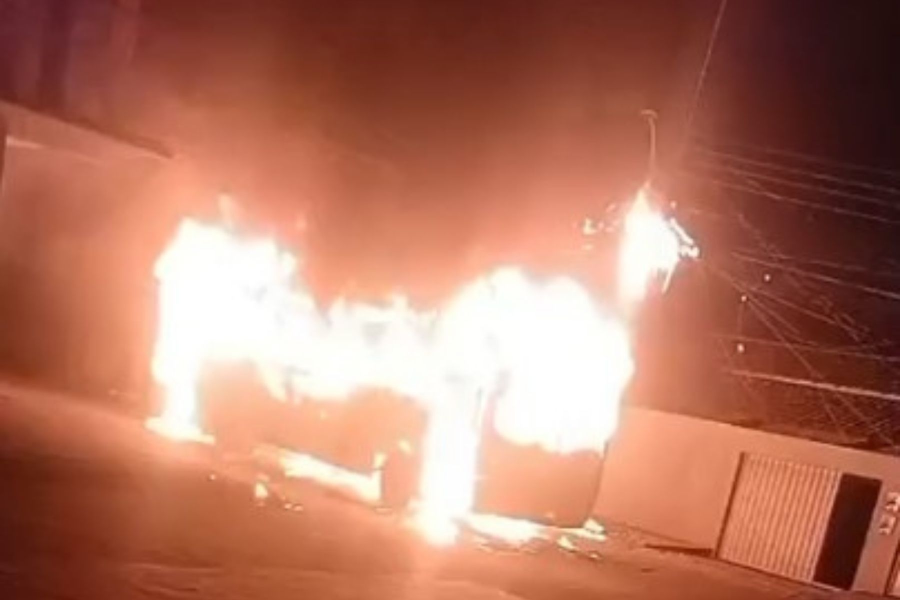 Criminosos colocam fogo em ônibus em Sete Lagoas, na Região Central de Minas Gerais