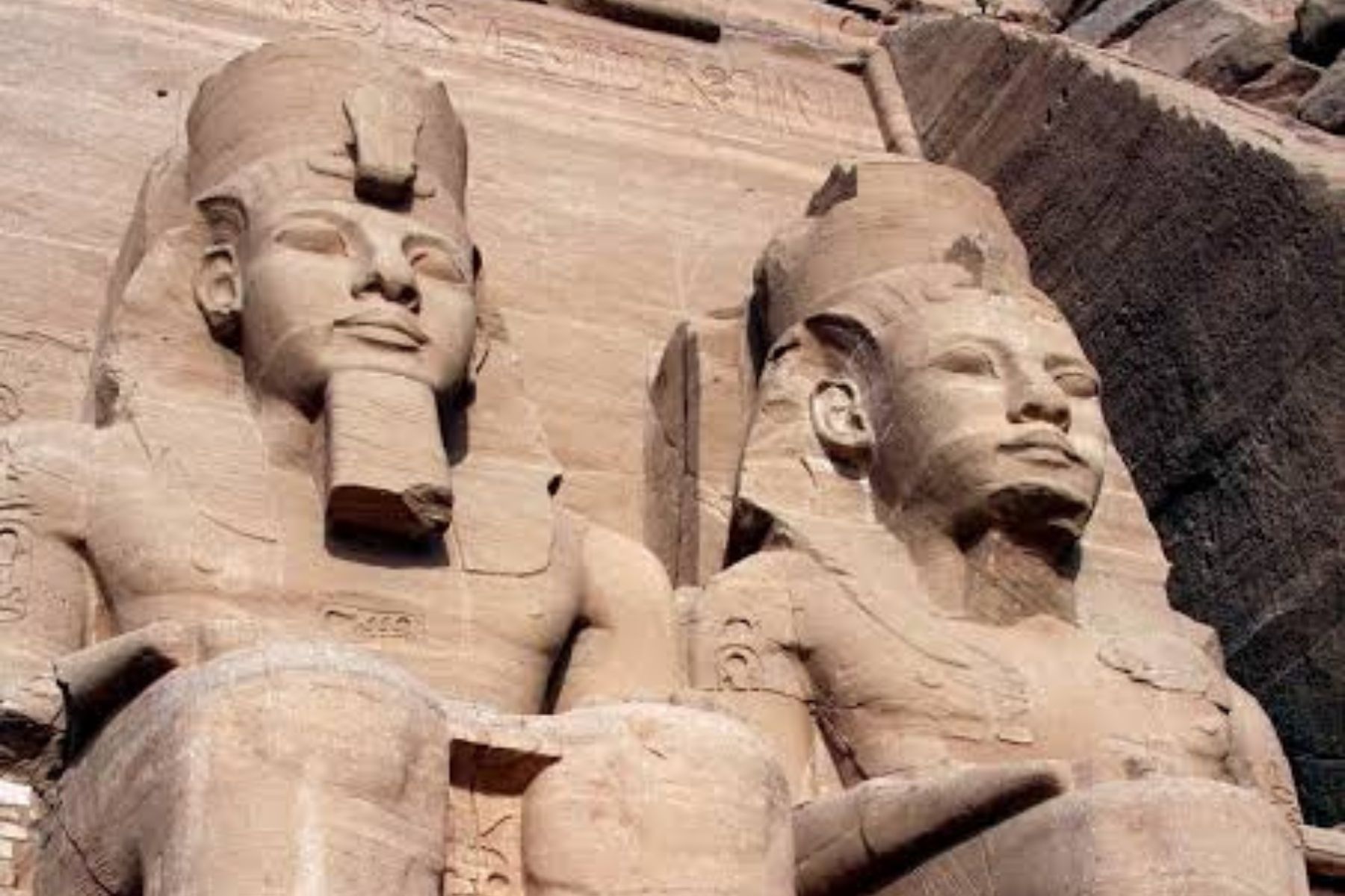 Estátua de Ramsés II de 8,5 metros é encontrada após agricultor descobrir bloco antigo