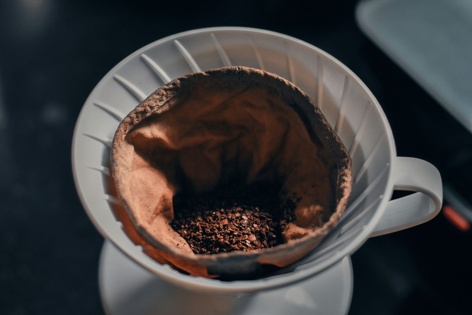 Misturar borra de café seca com bicarbonato e deixar num pote aberto: para que serve esse truque caseiro