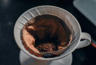 Misturar borra de café seca com bicarbonato e deixar num pote aberto: para que serve esse truque caseiro