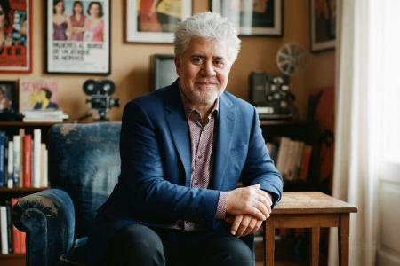 Cineasta Pedro Almodóvar revela como voos e máscaras moldaram 50 anos de criação