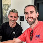 Ex-Atlético é homenageado em estádio europeu junto de campeão pelo Barcelona: 'Lenda'