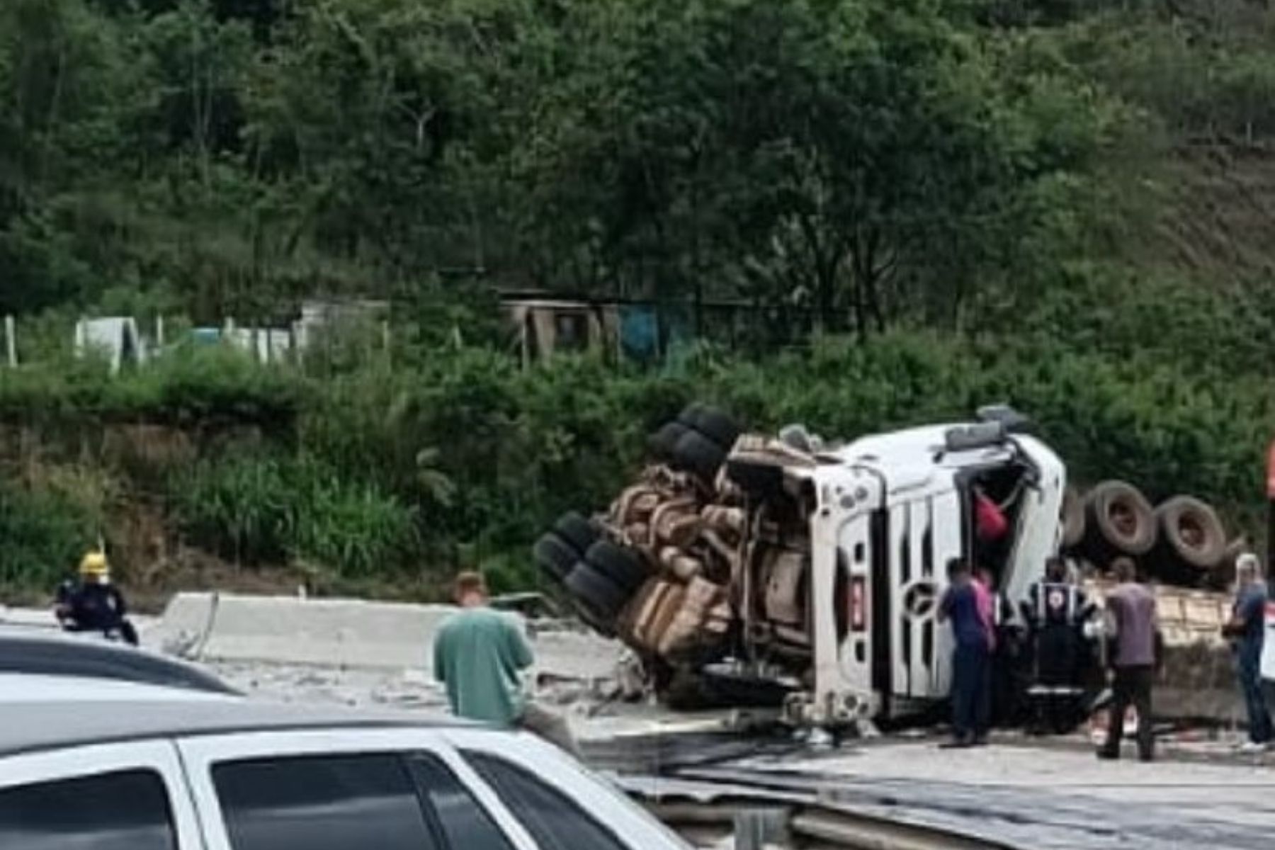 Motorista morre após caminhão com cimento tombar na Grande BH