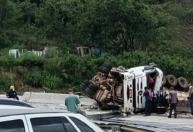 Motorista morre após caminhão com cimento tombar na Grande BH