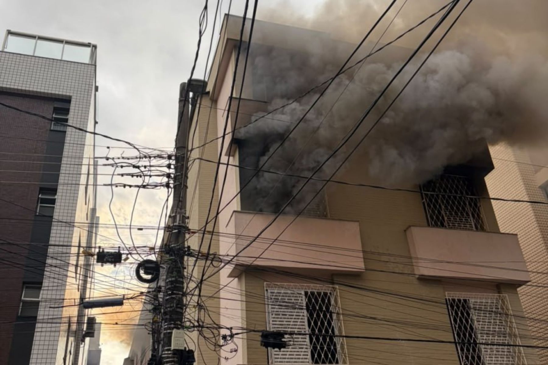 Incêndio atinge segundo andar de prédio no Prado, em BH, e duas pessoas ficam feridas