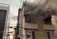 Incêndio atinge segundo andar de prédio no Prado, em BH, e duas pessoas ficam feridas