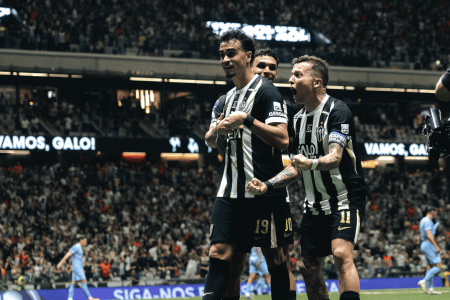 Reinier, Bernard e Victor Hugo comemoram gol pelo Atlético na Arena MRV
