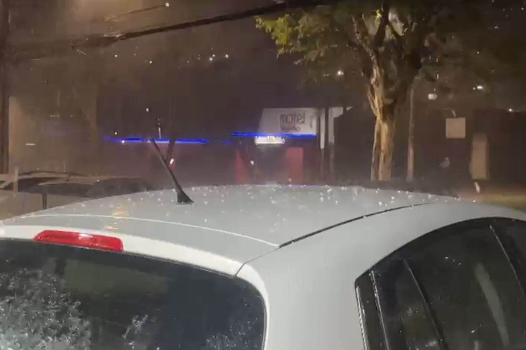 BH tem chuva com granizo na noite desta terça-feira (13); veja vídeo