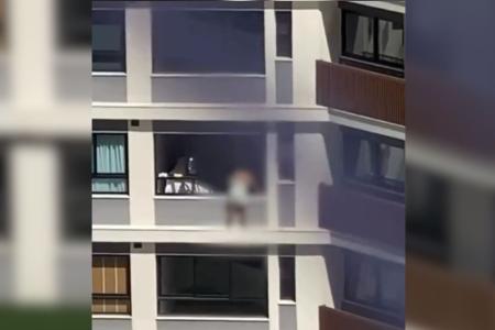 Mulher se arrisca ao limpar fachada de prédio em Santo Agostinho