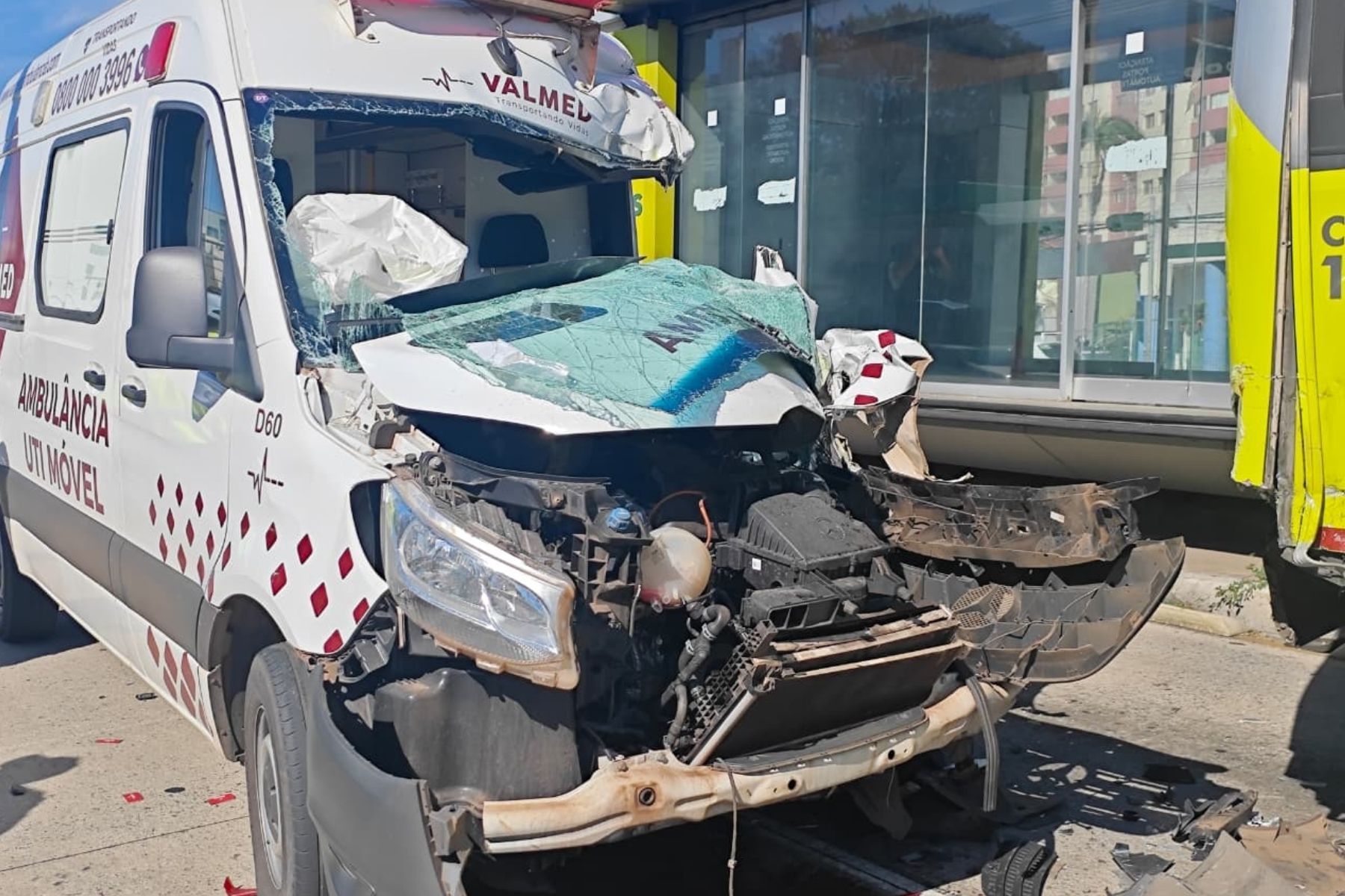 Batida entre ônibus e ambulância deixa motorista preso às ferragens na Cristiano Machado, em BH