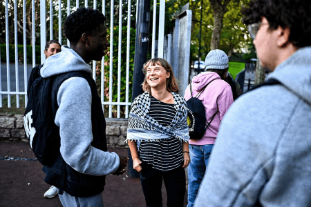 Greta Thunberg conversa com estudantes em Paris, na França, em meio a protesto no dia 13 de outubro de 2026.