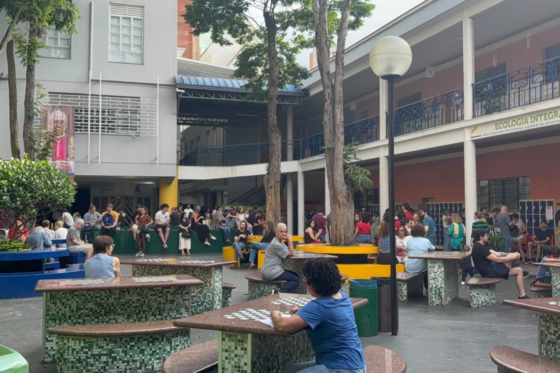 Eleitores enfrentam longas filas e esperam até 3h para votar em Belo Horizonte