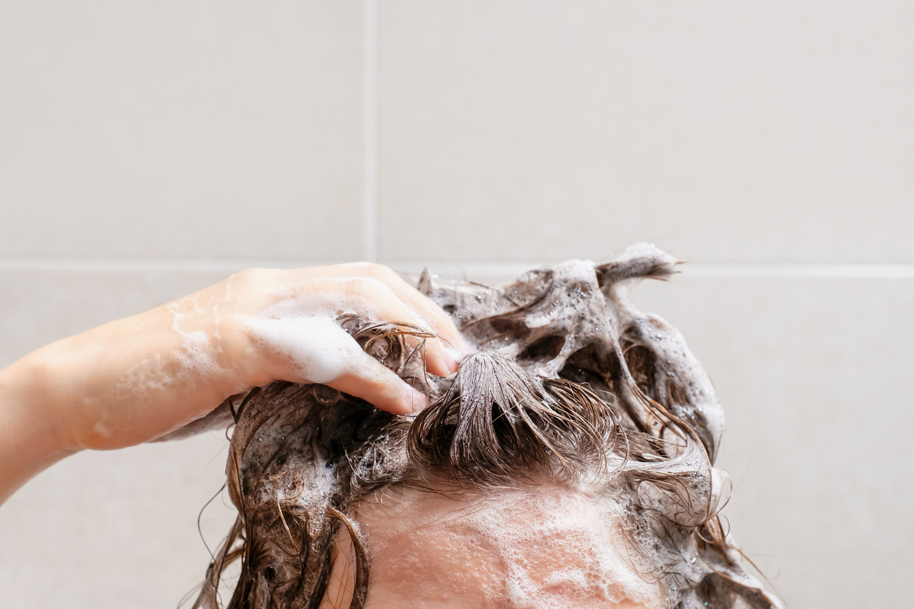 Especialistas explicam a frequência ideal para lavar o cabelo segundo o tipo de fio