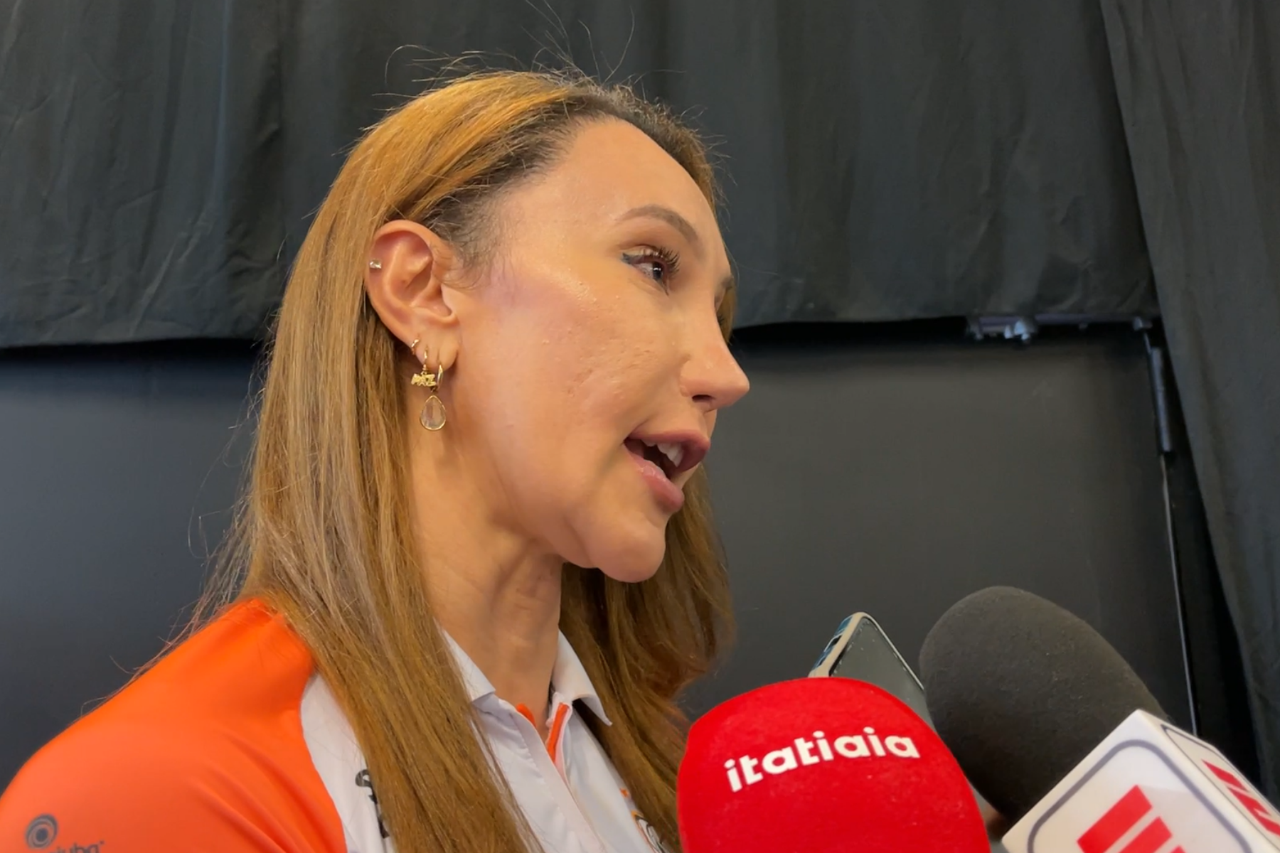 Fora da Superliga, Tiffany detona proibição da CBV e desabafa: 'Não sou bandida'
