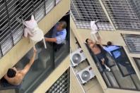 Vídeo: criança fica pendurada no 12º andar na China e vizinhos ajudam em resgate