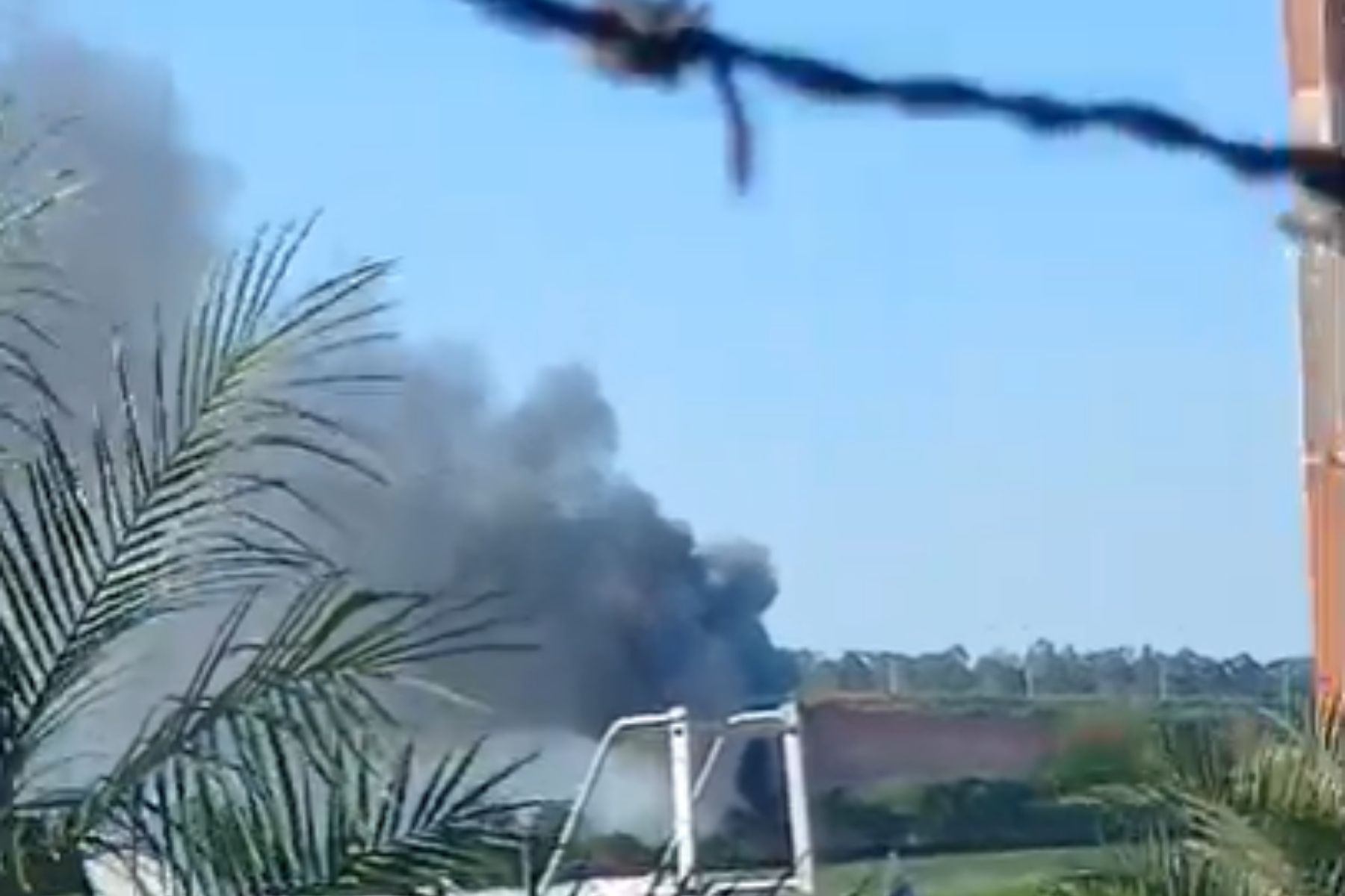 Veja vídeos de queda de aeronave da PM perto do aeroporto de Ipatinga, no Vale do Aço, em MG
