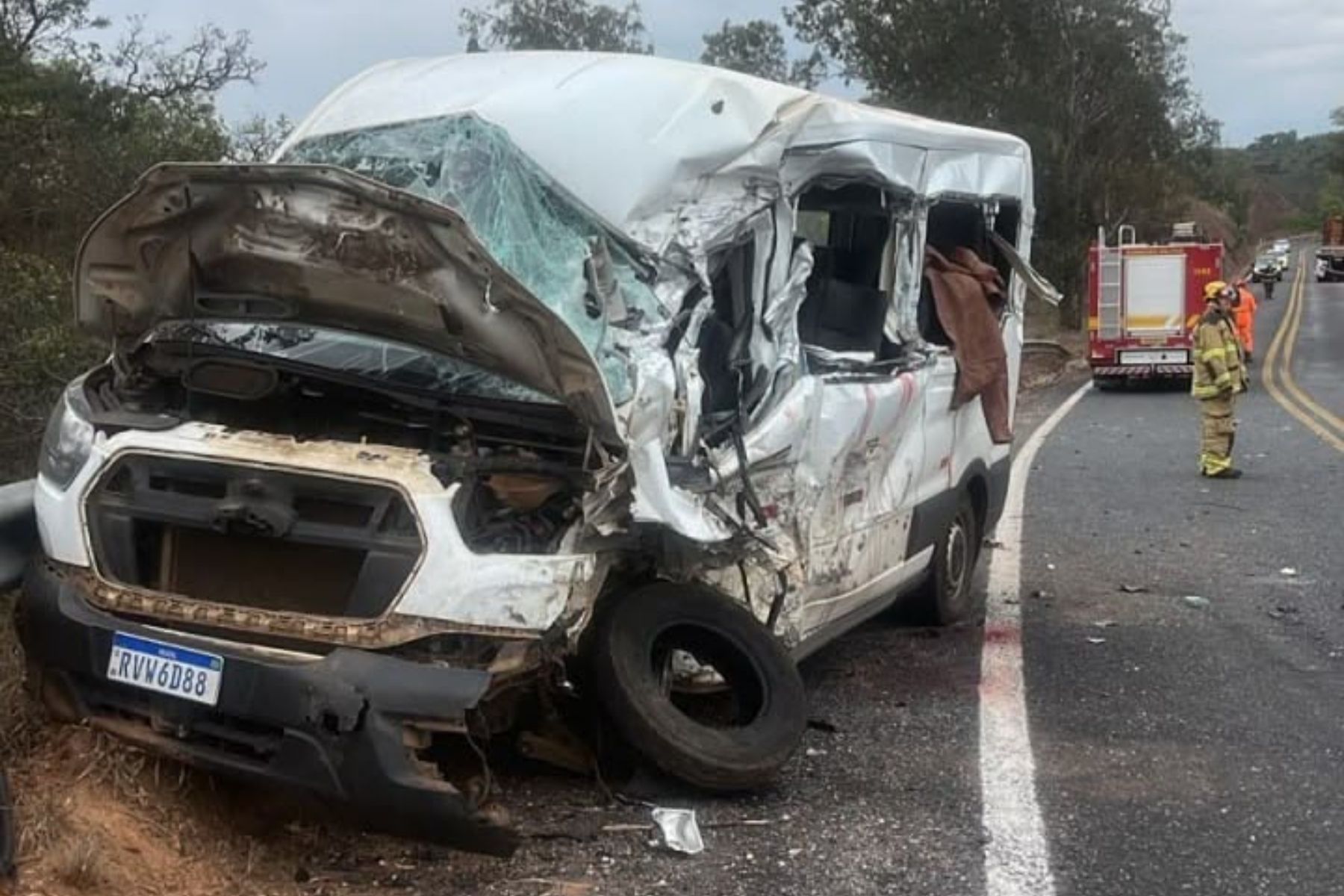 Prefeitura de Capelinha lamenta mortes em acidente entre carreta e van que transportava pacientes