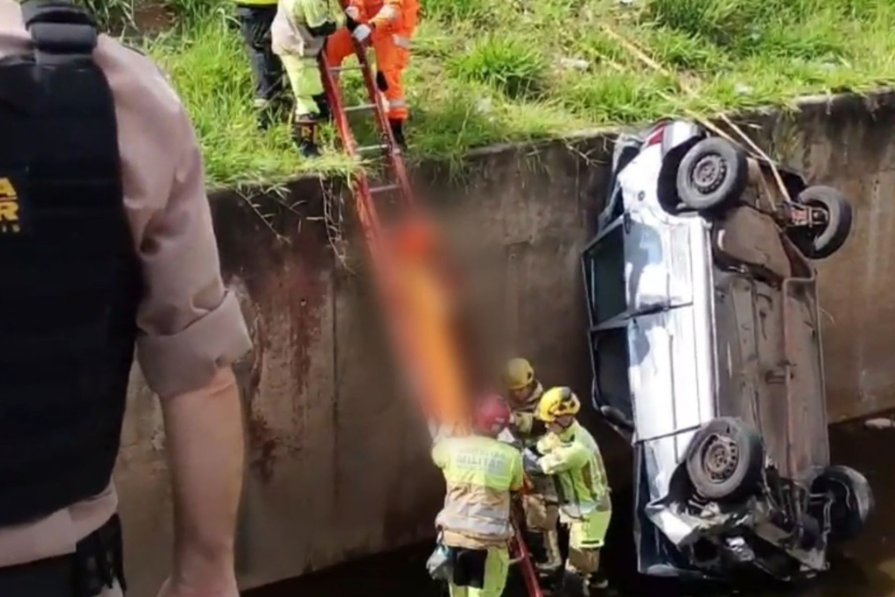 Carro cai no córrego Sarandi, em BH, e idoso morre