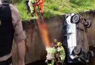 Carro cai no córrego Sarandi, em BH, e idoso morre