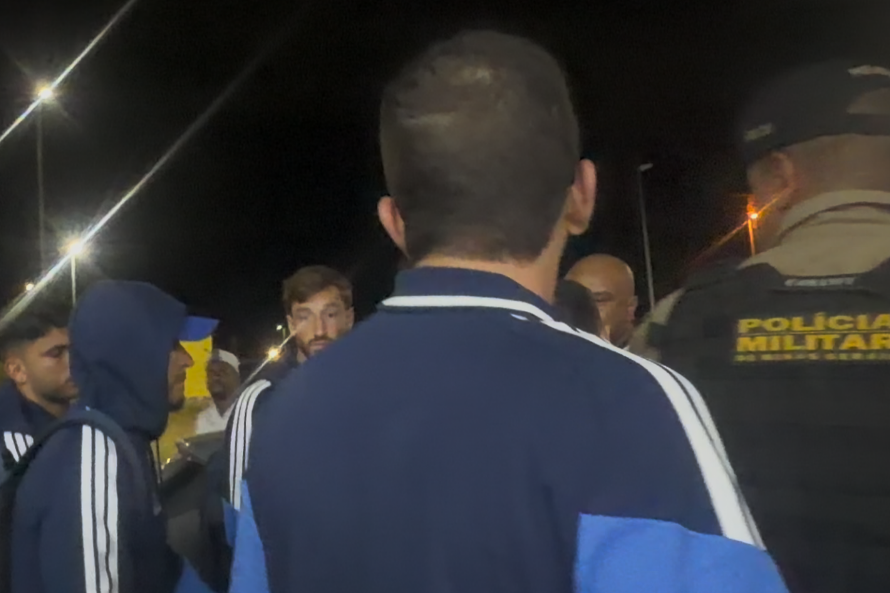 Organizada do Cruzeiro protesta durante desembarque de jogadores em BH
