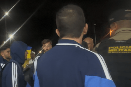 Jogadores foram alvos de protesto na madrugada desta terça-feira (13)