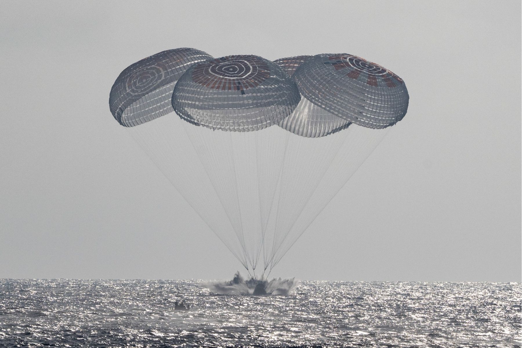 Astronautas da Crew-12 pousam no mar e retornam à Terra após 237 dias em missão espacial