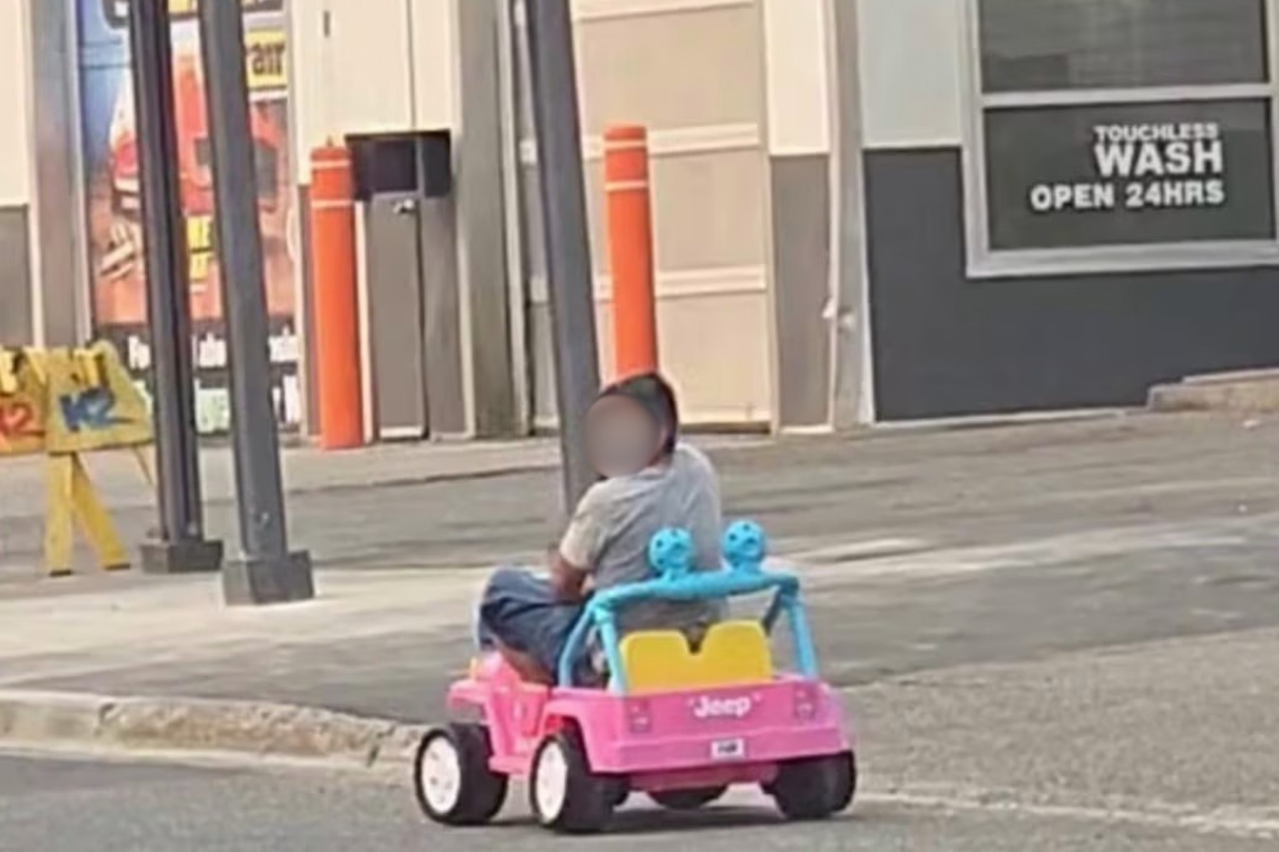 Homem é preso após ser flagrado dirigindo 'jipe da Barbie' embriagado no Canadá