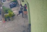 Assaltante bate cabeça de jovem contra muro durante roubo no Rio de Janeiro; veja vídeo