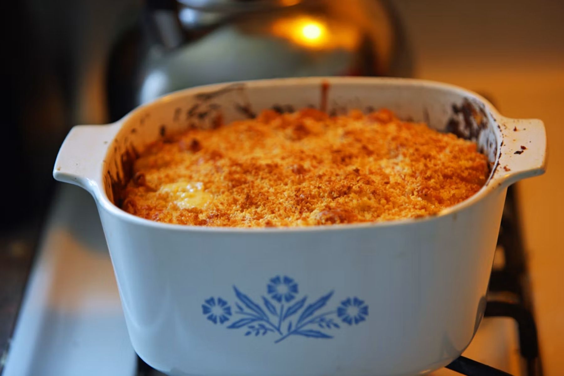 Se você tem carne moída, cebola e batata, já tem o começo da caçarola de 5 camadas de Dolly Parton
