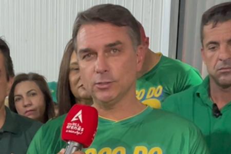 Presidenciável Flávio Bolsonaro (PL) em entrevista no município de Capelinha durante ato de campanha