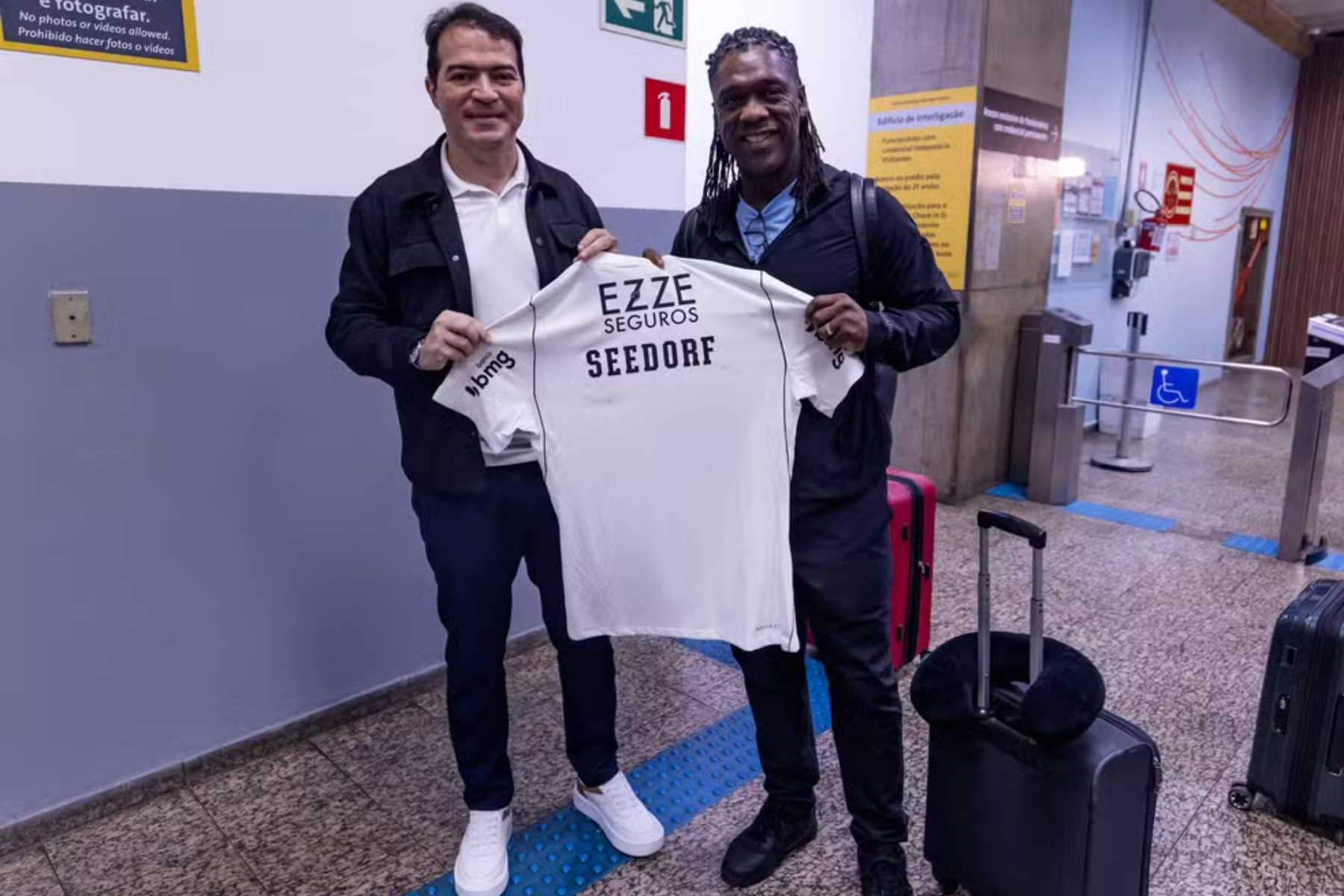 Com esquema especial, Seedorf desembarca em São Paulo para assumir o Corinthians