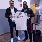Com esquema especial, Seedorf desembarca em São Paulo para assumir o Corinthians
