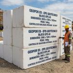 Blocos de isopor gigantes substituem terra em obras e evitam afundamento de rodovias